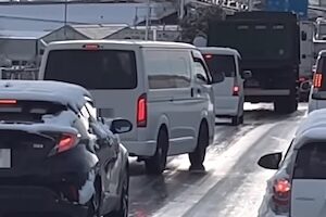 【動画】完全アイスな路面でめちゃくちゃ必死なハイエースが撮影される(ノ∇`) 【動画】完全アイスな路面でめちゃくちゃ必死なハイエースが撮影される(ノ∇`)