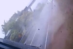 【動画】大雨の高速道路を飛ばしていたベンツが大事故るドラレコ。 【動画】大雨の高速道路を飛ばしていたベンツが大事故るドラレコ。