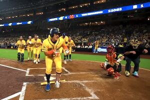 【動画】米バナナボールの満員のスタジアムを盛り上げる謎の日本人選手。
