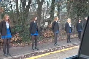 【動画】ガンとの戦いに敗れた先生を見送るために集まった生徒たち。