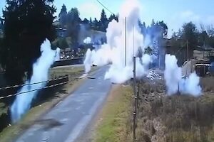 【動画】スクーターのステップに載せていた花火が爆発してしまう(((ﾟДﾟ)))
