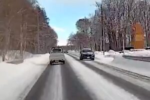 【動画】雪道の直線で突然滑って対向車線に突っ込む軽トラ(((ﾟДﾟ)))