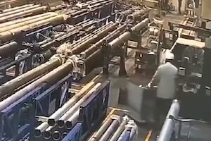 【動画】中国の労災。回転するパイプに巻き込まれた作業員が6回転半してしまう事故。