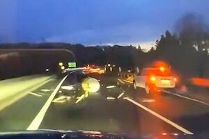 【動画】追い越し車線でバーン！関越道の落下物がひどいドライブレコーダー。