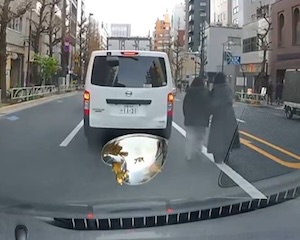 【事故】 文京区の国道でめちゃくちゃ迷惑な女二人組が撮影されるwwwww