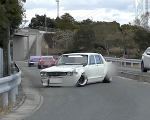 【兵庫】 イキリダッシュに失敗したハコスカ乗りさん、逃げるように走り去るｗｗｗ