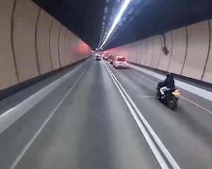 【動画】 ハイエースに消えたバイカー。トンネル内で前を見ない運転をしていたバイクが(●_●)