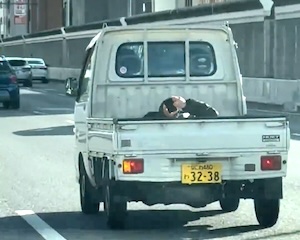 【動画】荷台に人を乗せたまま高速道路を走る軽トラが大阪で撮影される。