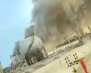 【動画】 イランさん、サウジにある世界最大級の原油ハブを攻撃し操業停止に追いやる。
