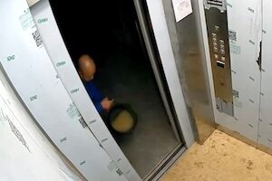 【動画】中国のおじさん、エレベーターで非常識な事をしてしまう。