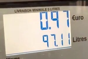 【動画】価格がバグったガソリンスタンドで給油しまくるおっさん笑。