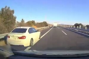「えっ」「ええっ！？」高速道路で頭のおかしいBMWが撮影される。