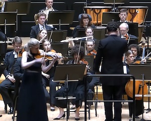 【動画】コンサート中に1億円以上の価値があるバイオリンが宙を舞う事故。