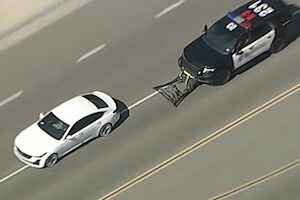 【動画】車両拘束装置の操作を誤って大事故を引き起こしたパトカー。