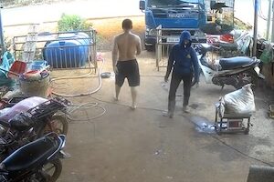 【動画】外の電気コードに触れた男性が感電してしまう事故。 【動画】外の電気コードに触れた男性が感電してしまう事故。