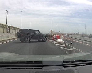 【動画】 堀切JCTで迷ったジープが正面からクッションドラムに突っ込む事故。