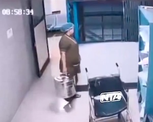 【動画】 荷物用エレベーターの到着を待つ女性が首を挟まれて亡くなった事故。