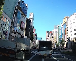 【動画】 これはひどい。新宿で自転車の老婆と軽トラが事故るドラレコ。
