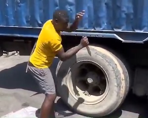 【動画】 トラックのタイヤをパンクさせようとした男、ふっ飛ばされる。