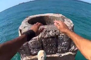 【動画】怖い。突堤の端に残された謎の穴に潜るチャレンジャー。