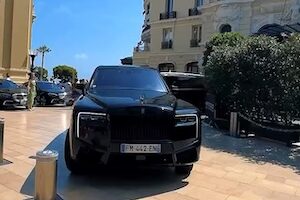 【動画】ロールスロイスで車止めに突っ込んでしまう大富豪(´・_・`) 【動画】ロールスロイスで車止めに突っ込んでしまう大富豪(´・_・`)