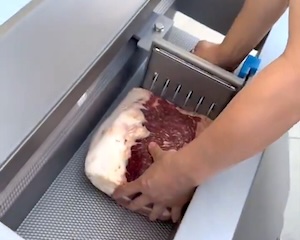 【動画】中国の豚バラスライサーのデモンストレーションにどきっとする。