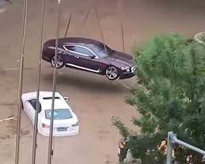 【動画】中国人の知恵。豪雨で洪水になるから車をクレーンで吊っとこ→大正解。
