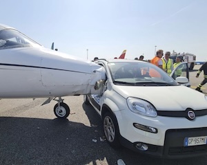 [Vídeo] Avião a jato bate em veículo de apoio terrestre no aeroporto de Milão.