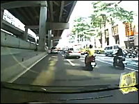 軽い接触で横転してしまう車。タクシーとセダンのジコジコ動画。台北
