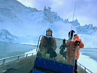 氷河の崩壊に近づきすぎると危ない動画。破片が降り注ぐなか運よく生還。