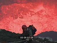 足を踏み外せばマグマ。火山の火口ギリギリまで降りてみたという記録映像