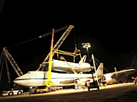 NASAが公開したスペースシャトルの積み下ろし作業の様子。シャトル輸送機