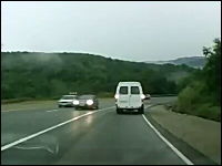 ロシアの交通事故動画。事故った車から女性と小さな子供が投げ出される