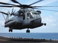 軍用ヘリコプターのピット作業。車輪故障で飛んだ状態で作業員が潜り込む