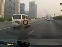 中国で撮影されたまさかのドライブレコーダー。斜め前を走る車の後輪が！