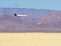 ボーイング727を砂漠に墜落させるテストの映像。ディスカバリーチャンネル