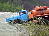 おい待てｗｗそこは川だｗｗ道無き道をゆくロシアのトラックドライバーたち。