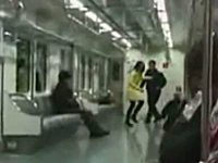 地下鉄の電車内でタバコを吸う女性に男性の右ビンタが「パチーン」と炸裂。