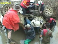 これは危ない。泥水の中で逆さまになってしまったジープから乗員を救出60秒