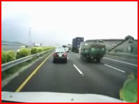 中国の恐ろしすぎるドラレコ。高速道路で前輪をパンクさせたトラックがどーん