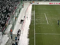 海外サッカーでは観客のチームワークも凄い動画。雪玉で大爆撃ｗｗｗｗｗ