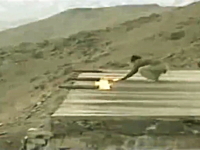 軍事動画。発射装置なしに砲弾だけで発射するゲリラ。アフガニスタンの場合