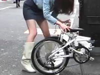 可愛い女の子たちが折り畳み自転車を路上で折りたたんでいる動画ｗｗｗ