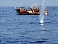 幽霊船になっていた日本の漁船「漁運丸」が機関砲により沈められる映像。