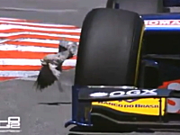 モナコGP（GP2）のフリー走行でマシンに轢かれかけた鳩ぽっぽのビデオ。