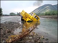 完全に川にはまって「詰み」状態だと思われたトラックが・・・。ワイルドかよｗ