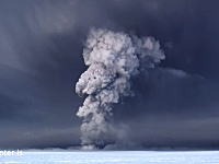 アイスランドの火山大噴火。噴煙＋稲妻でこの世の終わりかのような光景に