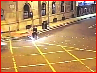 歩行者が車にはね飛ばされてしまう瞬間。ひき逃げ事件の映像二つ。英国
