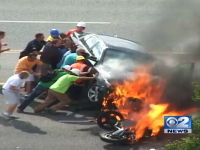 これは凄い映像。燃え盛る車の下から男性を救出する一部始終を撮影した動画