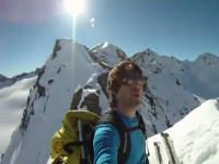 絶壁スキー失敗でスタート地点から滑落してしまう男性の動画。これは怖い。